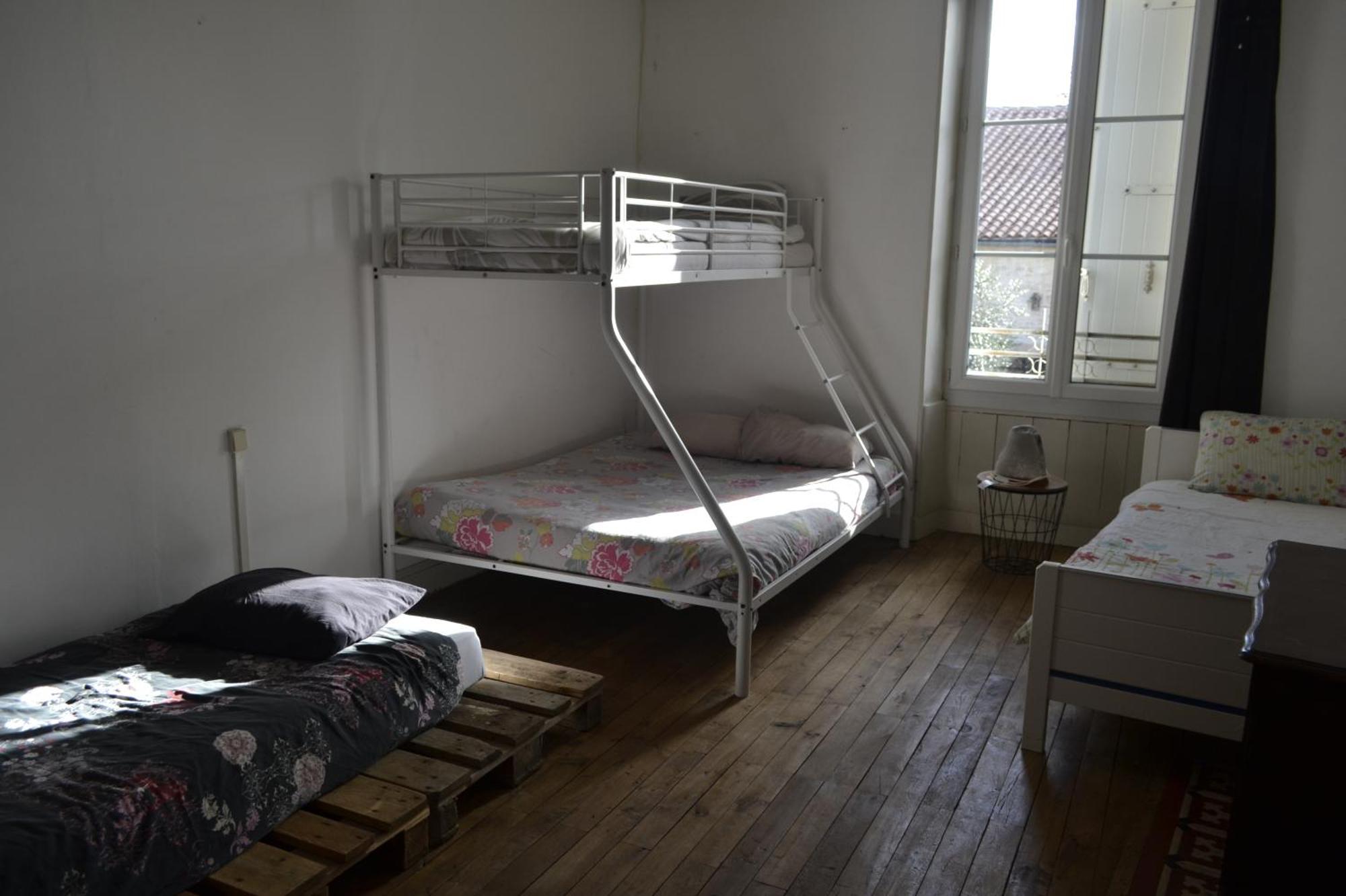 Grande Chambre D'Hote Pour 4 A 5 Personnes Panzió Chef-Boutonne Kültér fotó